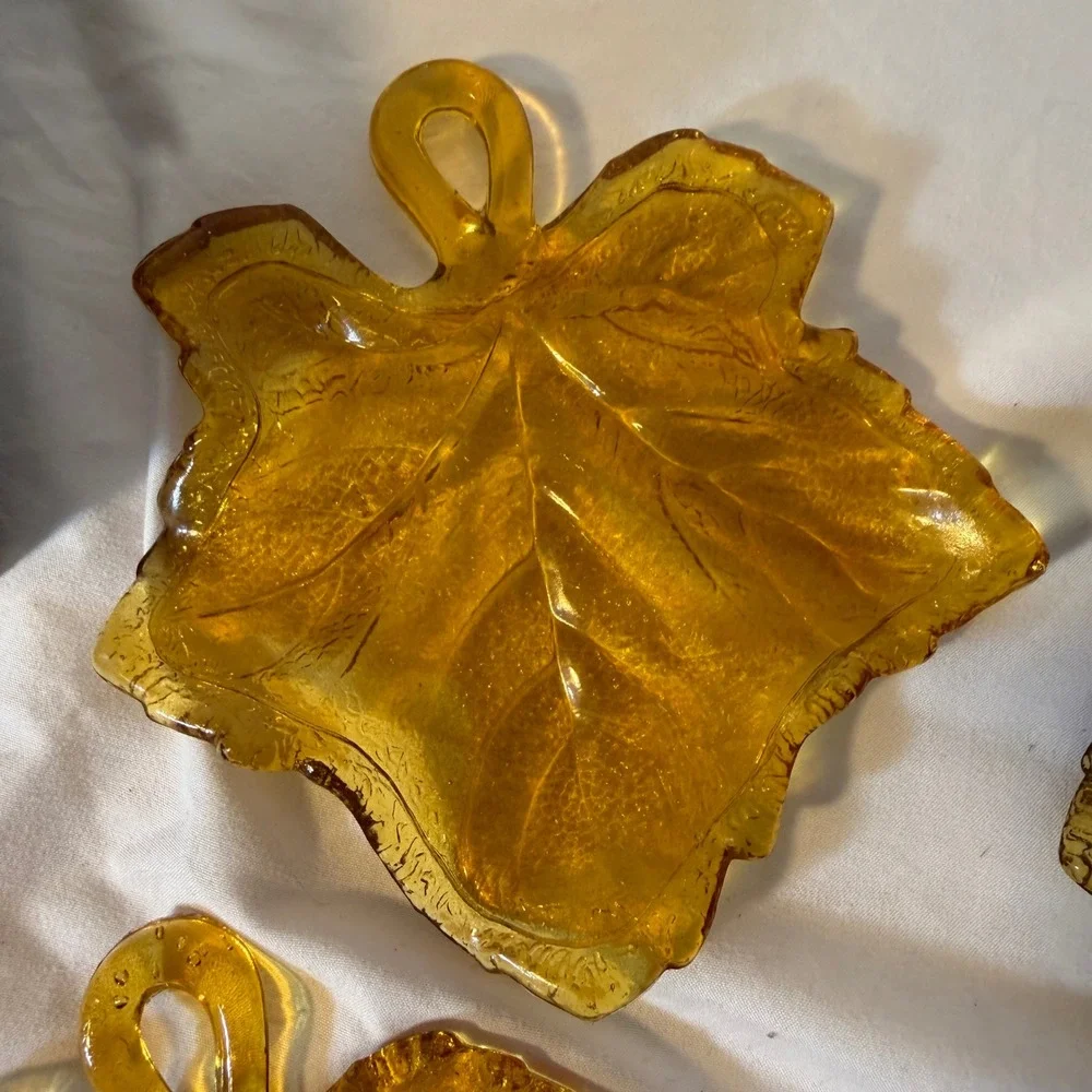 LE Smith Glass Amber Maple Leaf Dishes Set of 4 Gearys Beverly Hills 05218-20